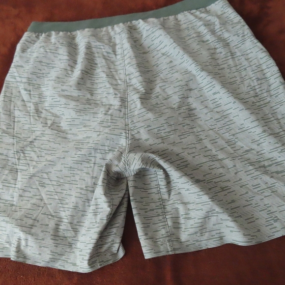 Rabbit Men's Lined Running Shorts green geometric print (32x7) - Picture 2 of 4